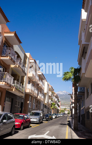 Petite rue typique dans le village de Playa San Juan, des appartements avec de petits balcons, vue de Teide, Tenerife Banque D'Images