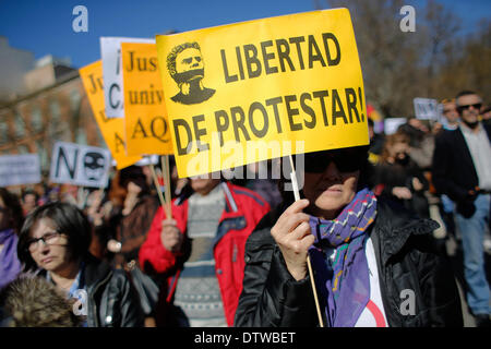 Madrid, Espagne. Feb 23, 2014. Un protestataire porte une banderole où il est écrit ''la liberté de protester'' au cours d'une manifestation contre les coupes à Madrid, en Espagne, dimanche 12 février 2014, 23e.Ce qu'on appelle ''Les citoyens Tide'' se sont réunis dans la rue plus de 5 000 manifestants de différents mouvements sociaux de Madrid tels que la santé, l'éducation ou les services sociaux et d'autres plates-formes comme les mouvements sociaux contre la ''coupe'', les droits civils et les libertés civiles. La manifestation a débuté à midi à la Puerta del Sol et a fini à la Plaza de Neptuno, à proximité du parlement espagnol. (Crédit Image : © R Banque D'Images