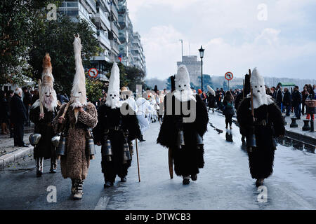 Thessalonique, Grèce. Feb 23, 2014. Porteurs de Bell sur le défilé seaside avenue de Thessalonique. Le Folklife et Musée Ethnologique de Macédoine a organisé la première Assemblée européenne des porteurs de Bell à Thessalonique. L'assemblée a eu lieu dans le contexte de l'action ' ? ?Routes Bell' ?ÃƒÂ¹, qui tente d'explorer les coutumes de Bell en Europe. Ce sont des événements saisonniers de mascarade avec sens salutaire et eugéniques c.-à-d. prestations dramatiques que les communautés agraires et pastorales, croyant qu'ils vont protéger leurs troupeaux et cultures. La ''Routes Bell'' révèlent la Banque D'Images