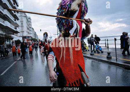 Thessalonique, Grèce. Feb 23, 2014. Une cloche danses au porteur pendant le défilé sur l'avenue de bord de mer de Thessalonique. Le Folklife et Musée Ethnologique de Macédoine a organisé la première Assemblée européenne des porteurs de Bell à Thessalonique. L'assemblée a eu lieu dans le contexte de l'action ' ? ?Routes Bell' ?ÃƒÂ¹, qui tente d'explorer les coutumes de Bell en Europe. Ce sont des événements saisonniers de mascarade avec sens salutaire et eugéniques c.-à-d. prestations dramatiques que les communautés agraires et pastorales, croyant qu'ils vont protéger leurs troupeaux et cultures. Le ''Bell Banque D'Images