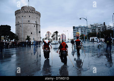 Thessalonique, Grèce. Feb 23, 2014. Défilé des porteurs de Bell dans le centre de Thessalonique. Le Folklife et Musée Ethnologique de Macédoine a organisé la première Assemblée européenne des porteurs de Bell à Thessalonique. L'assemblée a eu lieu dans le contexte de l'action ' ? ?Routes Bell' ?ÃƒÂ¹, qui tente d'explorer les coutumes de Bell en Europe. Ce sont des événements saisonniers de mascarade avec sens salutaire et eugéniques c.-à-d. prestations dramatiques que les communautés agraires et pastorales, croyant qu'ils vont protéger leurs troupeaux et cultures. La ''Routes Bell'' révèlent la politique commune Banque D'Images