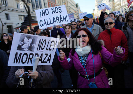 Madrid, Espagne. Feb 23, 2014. Les manifestants crier des slogans et bannières réaliser où il est écrit ''Ils ne vont pas nous bâillonner'' ''non à la pince droit'' au cours d'une manifestation contre les coupes à Madrid, en Espagne, dimanche 12 février 2014, 23e.Ce qu'on appelle ''Les citoyens Tide'' se sont réunis dans la rue plus de 5 000 manifestants de différents mouvements sociaux de Madrid tels que la santé, l'éducation ou les services sociaux et d'autres plates-formes comme les mouvements sociaux contre la ''coupe'', les droits civils et les libertés civiles. La manifestation a débuté à midi à la Puerta del Sol et a fini à la Plaza de Neptuno, à proximité de t Banque D'Images