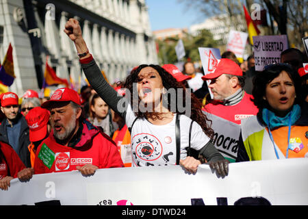 Madrid, Espagne. Feb 23, 2014. Les manifestants crier des slogans, lors d'une manifestation contre les coupures à Madrid, en Espagne, dimanche 12 février 2014, 23e.Ce qu'on appelle ''Les citoyens Tide'' se sont réunis dans la rue plus de 5 000 manifestants de différents mouvements sociaux de Madrid tels que la santé, l'éducation ou les services sociaux et d'autres plates-formes comme les mouvements sociaux contre la ''coupe'', les droits civils et les libertés civiles. La manifestation a débuté à midi à la Puerta del Sol et a fini à la Plaza de Neptuno, à proximité du parlement espagnol. Credit : Rodrigo Garcia/NurPhoto ZUMAPRESS.com/Alamy/Live News Banque D'Images