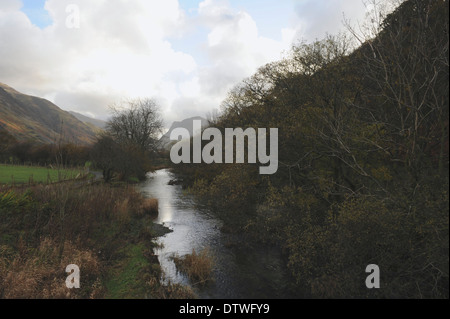 Flux d'eau douce Qui Coule entre Crummock Water et Buttermere dans le Lake District National Park, Cumbria, Angleterre, Royaume-Uni Banque D'Images