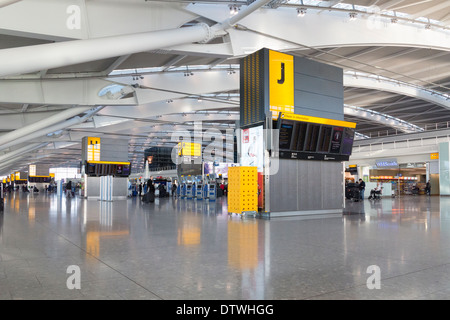 Hall d'arrivée à l'aéroport d'Heathrow Terminal 5, London, UK Banque D'Images