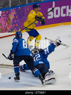 Le 21 février 2014 - Sotchi, Russie - Suède marque but sur Kari Lehtonen de Finlande de Hockey sur glace des hommes en demi-finales à la coupole de glace pendant le Bolchoï Sochi 2014 Jeux Olympiques d'hiver à Sotchi, en Russie. (Crédit Image : © Paul Kitagaki Jr./ZUMAPRESS.com) Banque D'Images