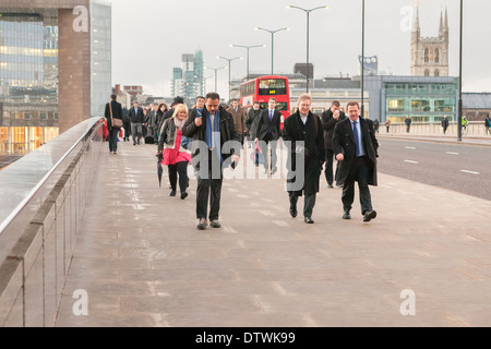 Les navetteurs sur London Bridge, London, UK, tôt le matin Banque D'Images