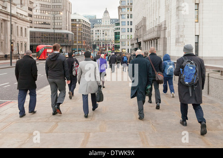 Les navetteurs sur London Bridge, London, UK, tôt le matin Banque D'Images