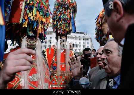 Thessalonique, Grèce. Feb 23, 2014. Chanter des chants traditionnels porteurs de Bell durant la parade. Le Folklife et Musée Ethnologique de Macédoine a organisé la première Assemblée européenne des porteurs de Bell à Thessalonique. L'assemblée a eu lieu dans le contexte de l'action ' ? ?Routes Bell' ?ÃƒÂ¹, qui tente d'explorer les coutumes de Bell en Europe. Ce sont des événements saisonniers de mascarade avec sens salutaire et eugéniques c.-à-d. prestations dramatiques que les communautés agraires et pastorales, croyant qu'ils vont protéger leurs troupeaux et cultures. La ''Routes Bell'' révèlent la Banque D'Images