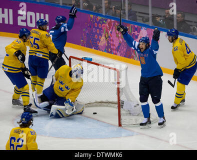 Le 21 février 2014 - Sochi, Russie - Olli Jokinen de Finlande célèbre son but sur la Suède en hockey sur glace Hommes demi-finales au dôme de glace Bolchoï au cours de l'hiver de 2014 à Sotchi Jeux Olympiques à Sotchi, Russie. (Crédit Image : © Paul Kitagaki Jr./ZUMAPRESS.com) Banque D'Images