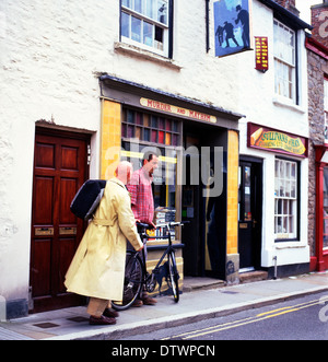 Les hommes à l'extérieur de la librairie le meurtre et le chaos au cours de la Hay Festival à Hay-on-Wye au Pays de Galles UK KATHY DEWITT Banque D'Images