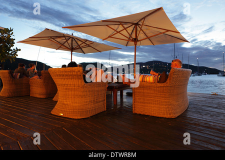 Un Sundowner à Saba Rock, Virgin Gorda, îles Vierges britanniques Banque D'Images