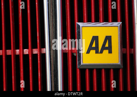 AA (Automobile Association) Insigne sur la calandre de voiture d'époque en Angleterre, Royaume-Uni Banque D'Images