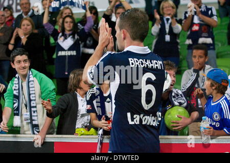 Melbourne, Australie. Feb 22, 2013. LEIGH BROXHAM (6) terrain de Melbourne Victory grâce la foule pendant la ronde 20 Correspondance entre Melbourne Victory et Adelaide United au cours de l'Australian Hyundai A-League saison 2013/2014 à l'AAMI Park, Melbourne, Australie. © Tom Griffiths/ZUMA/ZUMAPRESS.com/Alamy fil Live News Banque D'Images