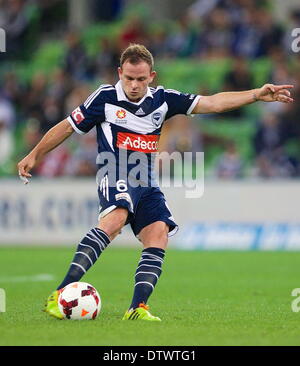 Melbourne, Australie. Feb 22, 2013. LEIGH BROXHAM (6) terrain de Melbourne Victory en action pendant le match entre 20 Melbourne Victory et Adelaide United lors de l'Australian Hyundai A-League saison 2013/2014 à l'AAMI Park, Melbourne, Australie. © Tom Griffiths/ZUMA/ZUMAPRESS.com/Alamy fil Live News Banque D'Images