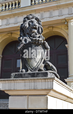 Sculpture d'un lion sur le porche de Koenigsberg Stock Exchange. Kaliningrad (Koenigsberg avant 1946), la Russie Banque D'Images