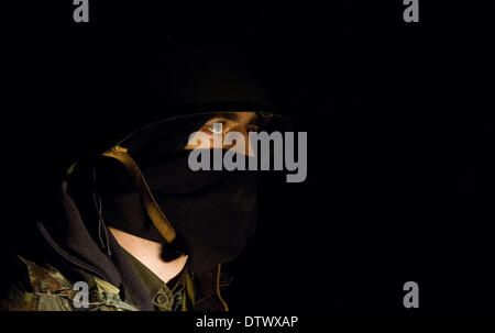 Kiev, Ukraine. Feb 21, 2014. Manifestant face au feu © Sergii Kharchenko/NurPhoto ZUMAPRESS.com/Alamy/Live News Banque D'Images