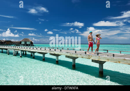 Couple sur une plage jetée à Maldives Banque D'Images