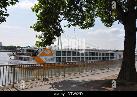 Bateau de croisière sur le Rhin Banque D'Images