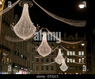 Der Graben de lustres. Lustres Noël accrocher au-dessus de sa célèbre rue commerçante de Vienne au cours de l'Avent. Banque D'Images