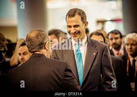 Barcelone, Espagne. February 24th, 2014 : S.A.R. Le Prince des Asturies Don Felipe de Borbon visite le stand de la Catalogne au Mobile World Congress 2014. Credit : matthi/Alamy Live News Banque D'Images