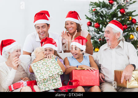 Little girl opening christmas present Banque D'Images