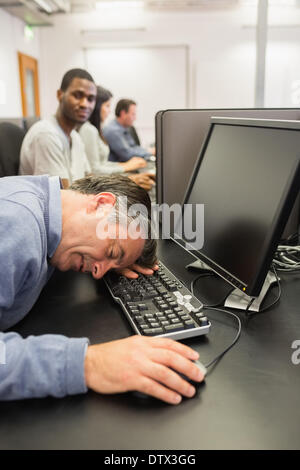 L'homme prenant pan à computer class Banque D'Images