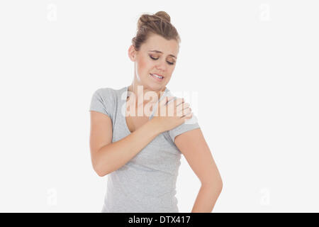 Femme souffrant de douleur de l'épaule Banque D'Images