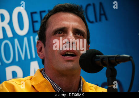 Caracas, Venezuela. Feb 24, 2014. Gouverneur de l'état de Miranda, Henrique Capriles prend part à une conférence de presse à Caracas, Venezuela, le 24 février 2014. © Cristian Hernandez/Xinhua/Alamy Live News Banque D'Images
