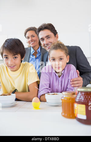 Happy Family having breakfast Banque D'Images