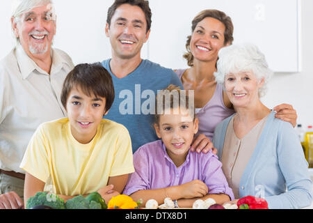 Famille heureuse dans la cuisine Banque D'Images