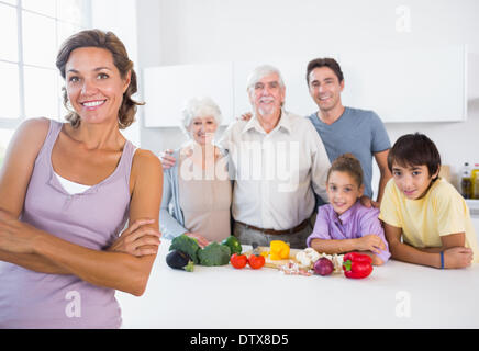 Mère debout à côté de la cuisine Banque D'Images
