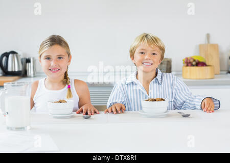 Frère et soeur de prendre le petit déjeuner Banque D'Images