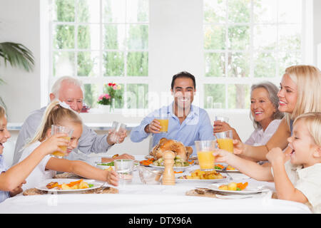 Family toasting at thanksgiving Banque D'Images