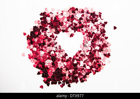 Confettis roses en forme de coeur inversé Banque D'Images