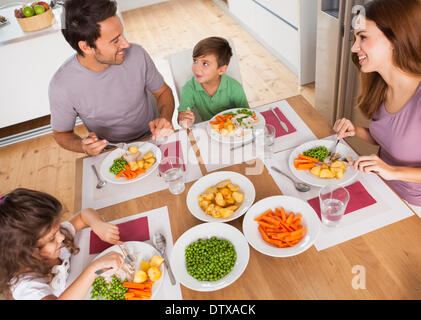 Family smiling autour d'un repas sain, Banque D'Images