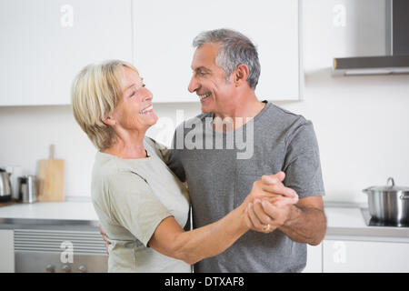 Heureux couple dansant ensemble Banque D'Images