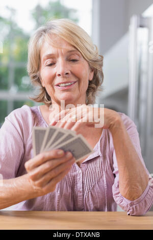 Happy woman playing cards Banque D'Images
