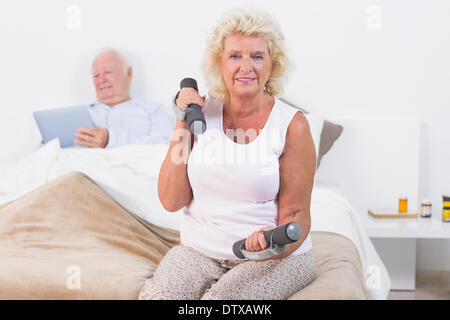 Femme âgée l'entraînement avec haltères Banque D'Images