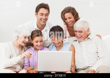 Extended family looking at laptop Banque D'Images