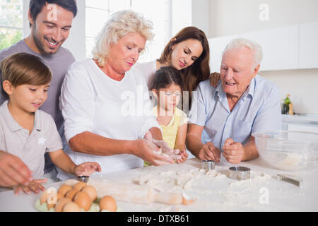Happy Family baking ensemble Banque D'Images