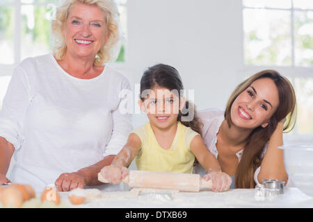 Les femmes d'une famille heureuse Ensemble de cuisson Banque D'Images