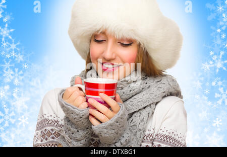 Jeune fille avec mug sur fond d'hiver Banque D'Images