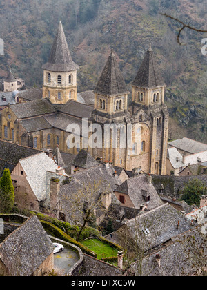 Église de l'Abbaye de Sainte Foy. Situé dans le petit village de montagne de Conques l'église abbatiale est le point central de la petite ville. Banque D'Images