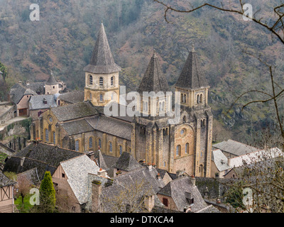 Église de l'Abbaye de Sainte Foy. Situé dans le petit village de montagne de Conques l'église abbatiale est le point central de la petite ville. Banque D'Images