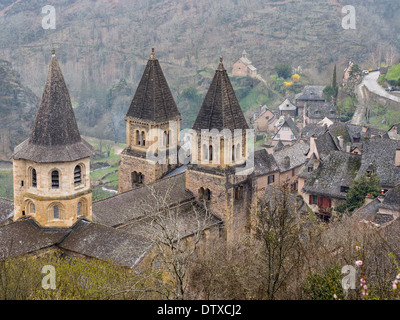 Église de l'Abbaye de Sainte Foy. Situé dans le petit village de montagne de Conques l'église abbatiale est le point central de la petite ville. Banque D'Images