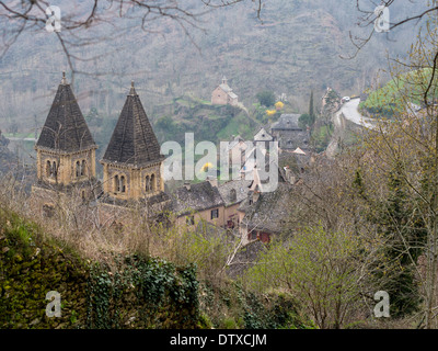 Église de l'Abbaye de Sainte Foy. Situé dans le petit village de montagne de Conques l'église abbatiale est le point central de la petite ville. Banque D'Images