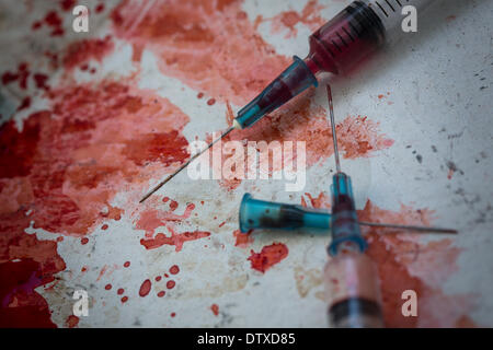 Deux seringues gisant sur splatter sang Banque D'Images