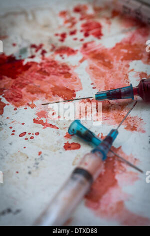 Deux seringues gisant sur éclaboussures de sang Banque D'Images