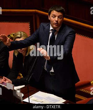 Rome, Italie. Feb 24, 2014. Le premier ministre Italien Matteo Renzi prononce un discours au Sénat à Rome le 24 février 2014. Le nouveau gouvernement italien a remporté le vote de confiance au Sénat Mardi, après que le premier ministre Matteo Renzi s'est engagé à travailler pour l'immédiat, des changements radicaux et de relancer le pays en proie à la récession de l'économie. Credit : Alberto Lingria/Xinhua/Alamy Live News Banque D'Images